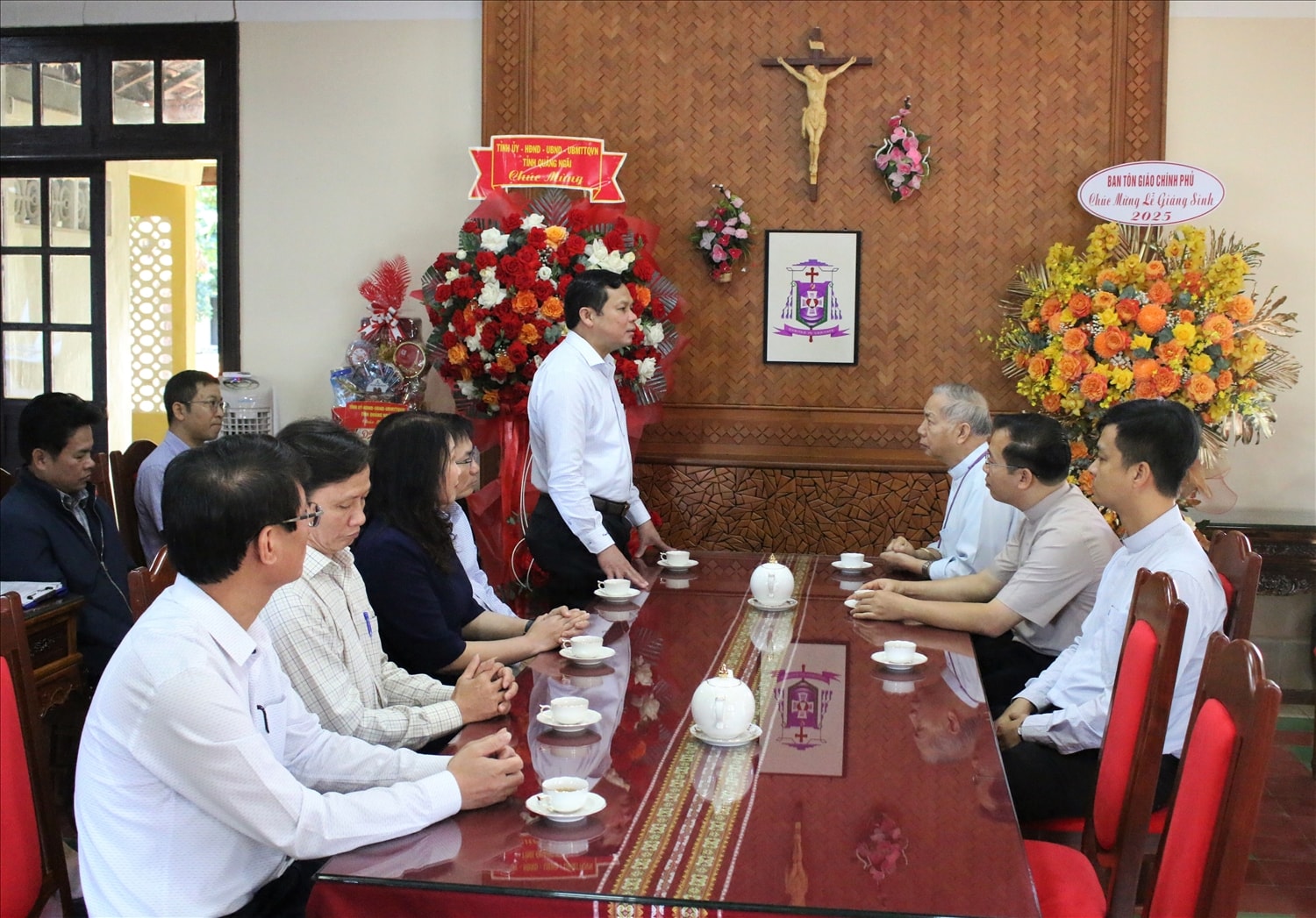 Phó Bí thư Tỉnh ủy, Chủ tịch HĐND tỉnh Quảng Ngãi Nguyễn Đức Tuy chúc Giám mục Nguyễn Hùng Vị, Giám mục Giáo phận Kon Tum và bà con giáo dân đón Lễ Giáng sinh sinh an lành, hạnh phúc. (Ảnh: Ngọc Chí)