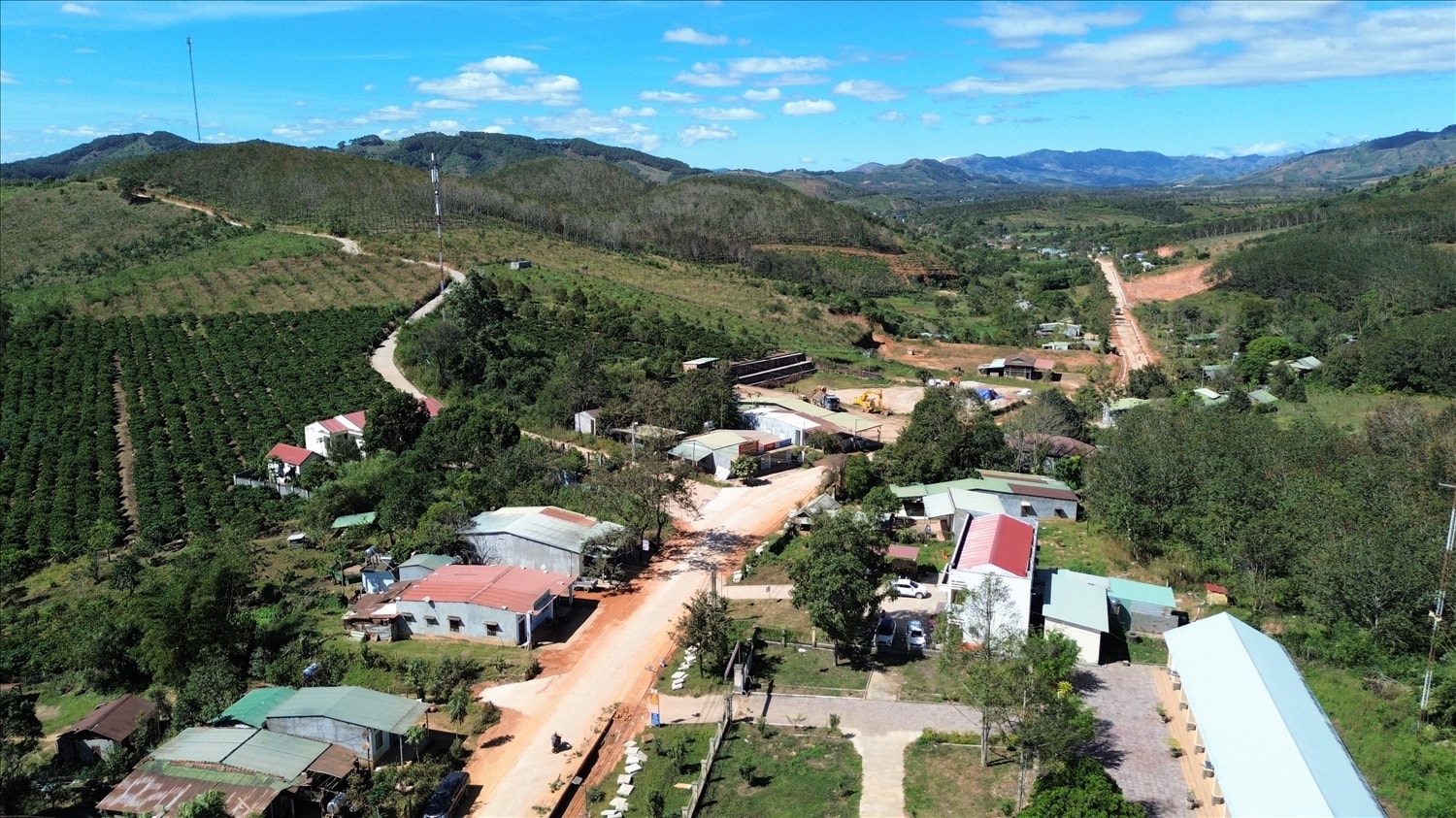 Với những đóng góp của đội ngũ Người có uy tín, diện mạo các thôn của xã Ngọk Tụ đang từng ngày đổi thay. (Ảnh: Ngọc Chí)