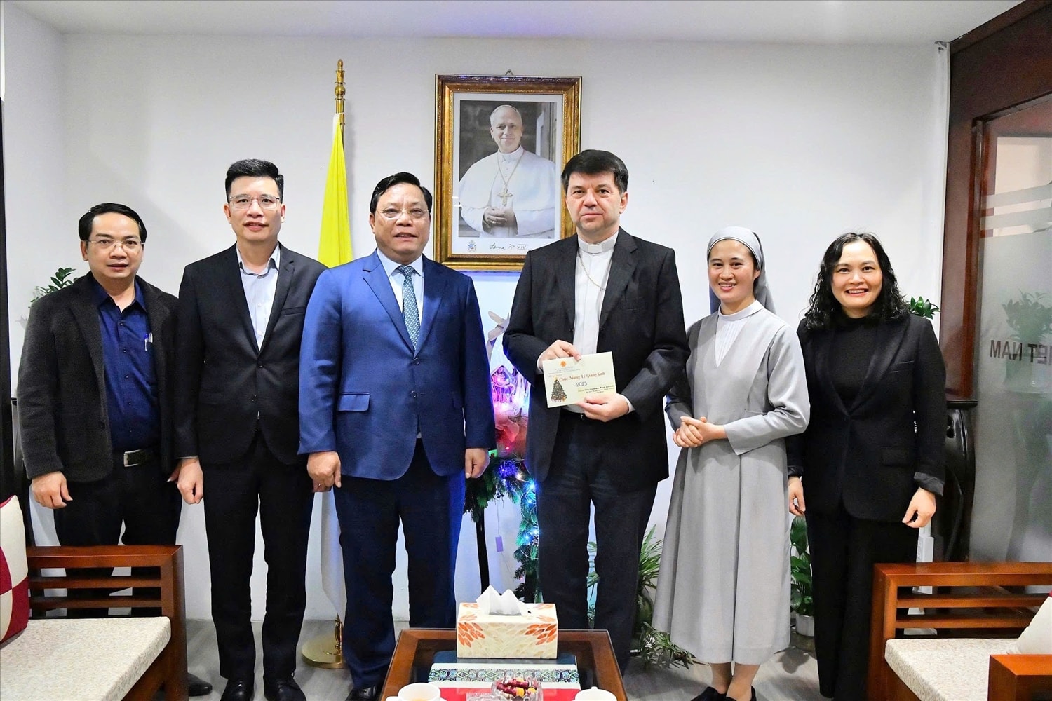 Thứ trưởng Nguyễn Hải Trung và các thành viên trong đoàn chụp hình lưu niệm với Tổng Giám mục Marek Zalewski