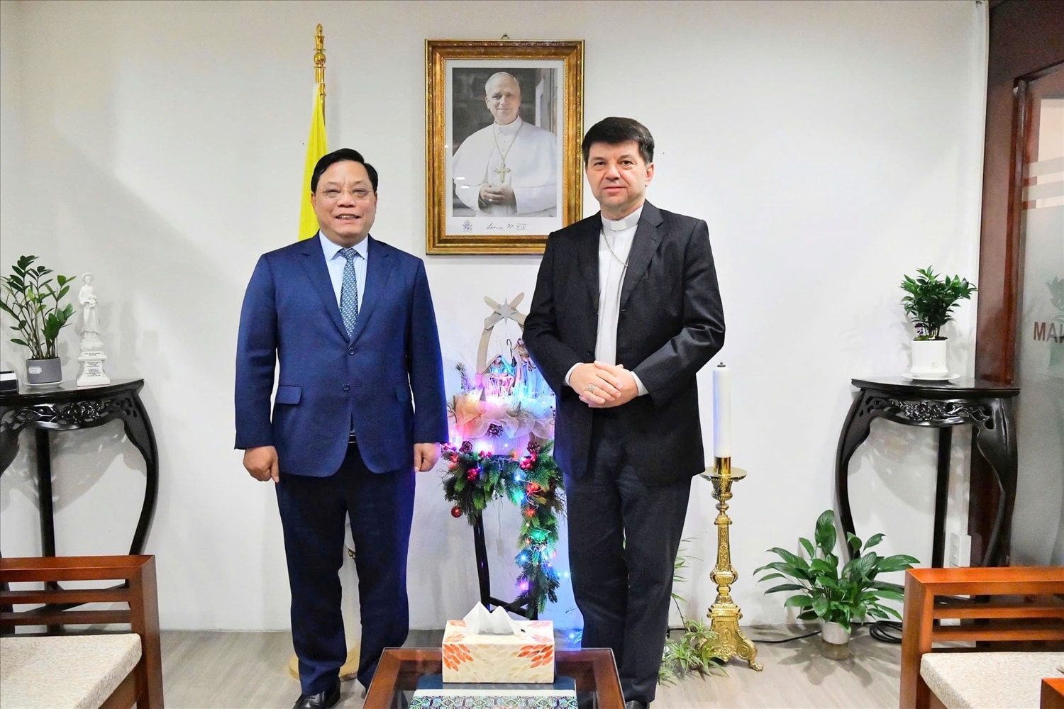 Thứ trưởng Bộ Dân tộc và Tôn giáo Nguyễn Hải Trung và Tổng Giám mục Marek Zalewski