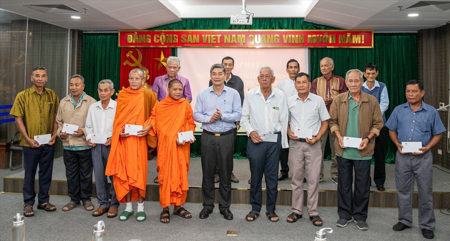 Thứ trưởng Y Vinh Tơr tặng quà cho các đại biểu Người có uy tín