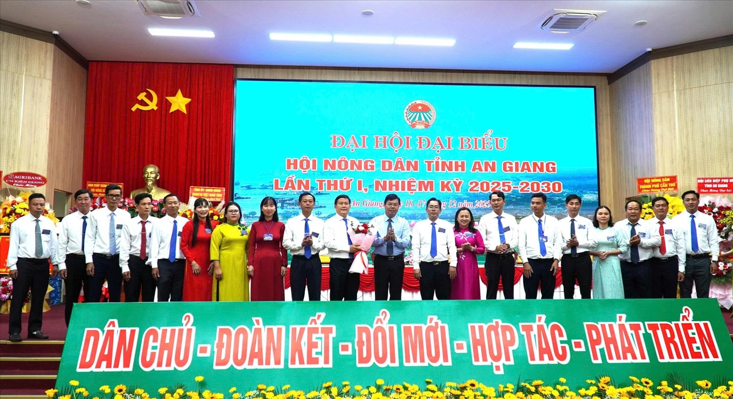 Bí Thư Tỉnh uỷ An Giang, tặng hoa chúc mừng Ban Chấp hành Hội Nông dân tỉnh An Giang khóa I, nhiệm kỳ 2025–2030