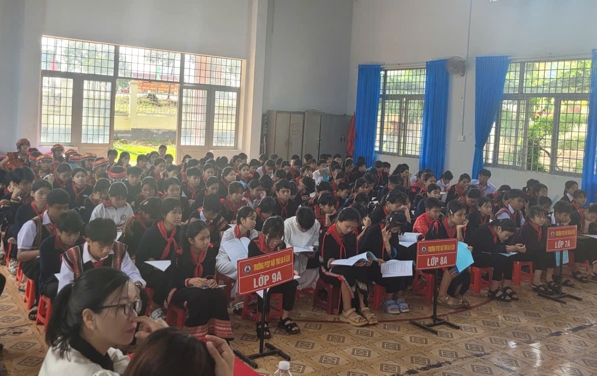 Tuyên truyền pháp luật về bình đẳng giới, tảo hôn cho học sinh DTTS Tuyên truyền pháp luật về bình đẳng giới, tảo hôn cho học sinh DTTS