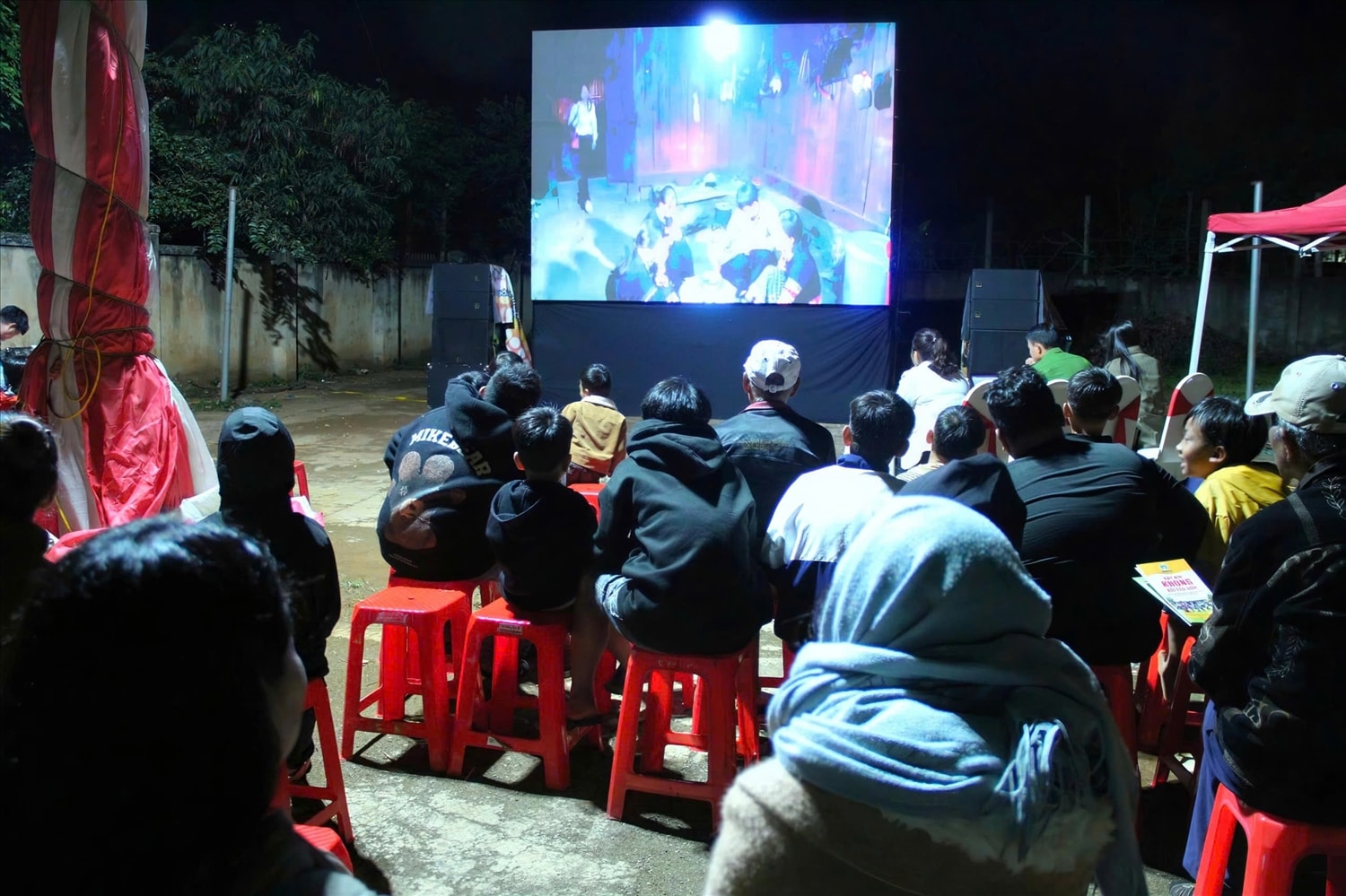 Chiếu phim lưu động tuyên truyền tảo hôn, hôn nhân cận huyết thống trong vùng đồng bào DTTS tỉnh Đắk Lắk