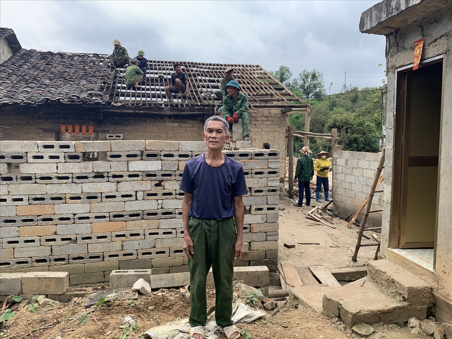 Niềm vui của ông Lê Đức Hoàn khi được hỗ trợ nhà ở và sự chung tay của các tổ chức đoàn thể và Nhân dân trong thôn Pá Cáy giúp gia đình giảm chi phí xây dựng nhà.
