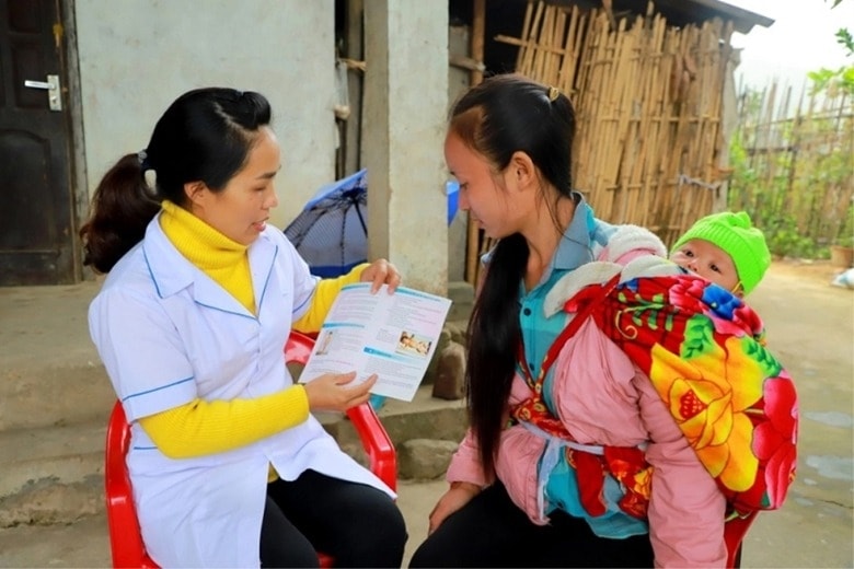 Cán bộ dân số Trạm Y tế Bình Liêu (Quảng Ninh) tư vấn sức khỏe sinh sản - sàng lọc trước sinh, sơ sinh cho người dân.