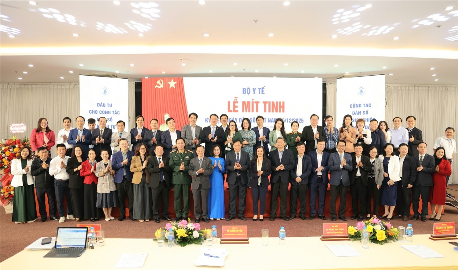 Các đại biểu chụp hình lưu niệm tại Chương trình