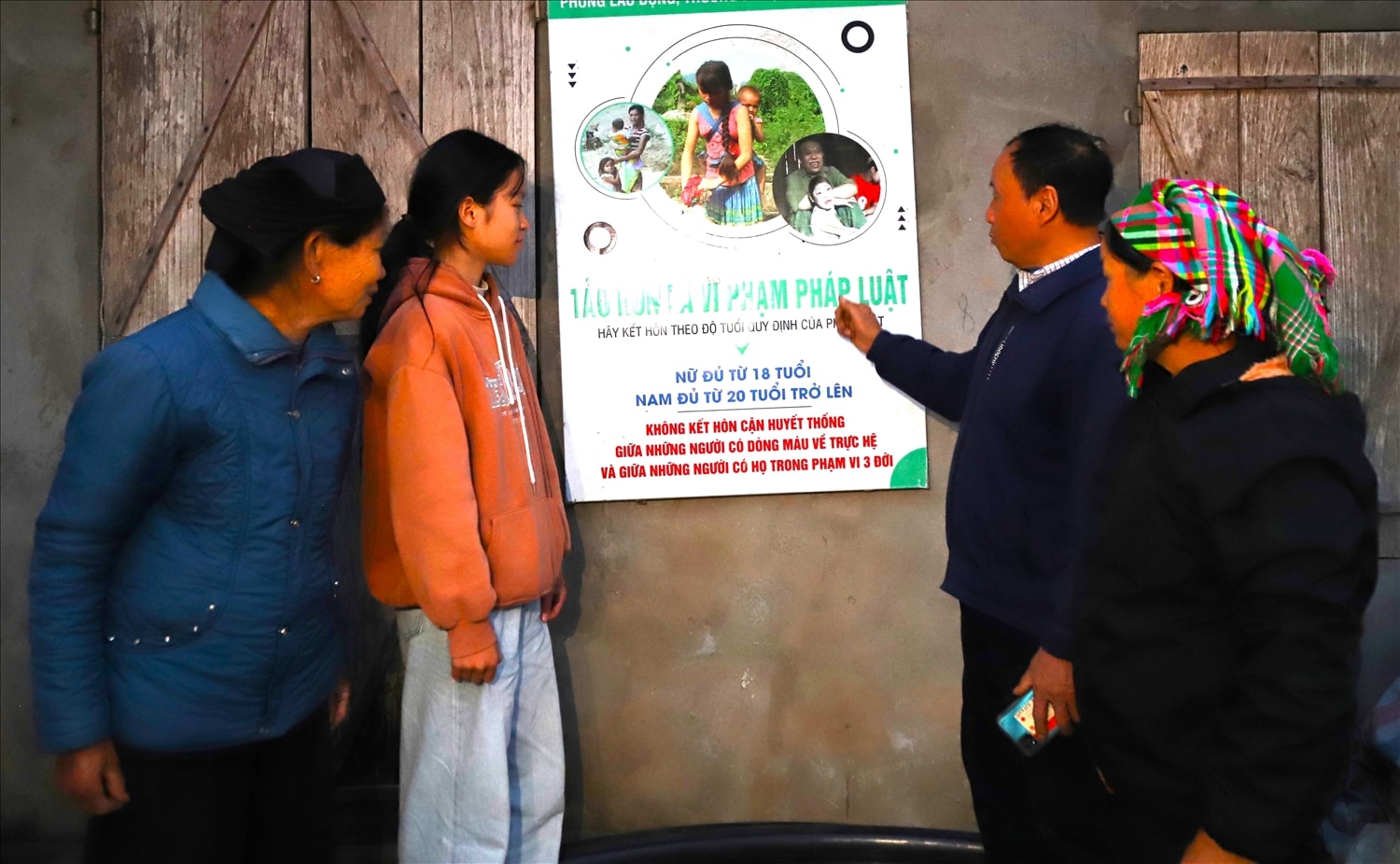 Người có uy tín Nông Văn Bành tuyên truyền  vận động người dân trong thôn chấp hành các quy định pháp luật