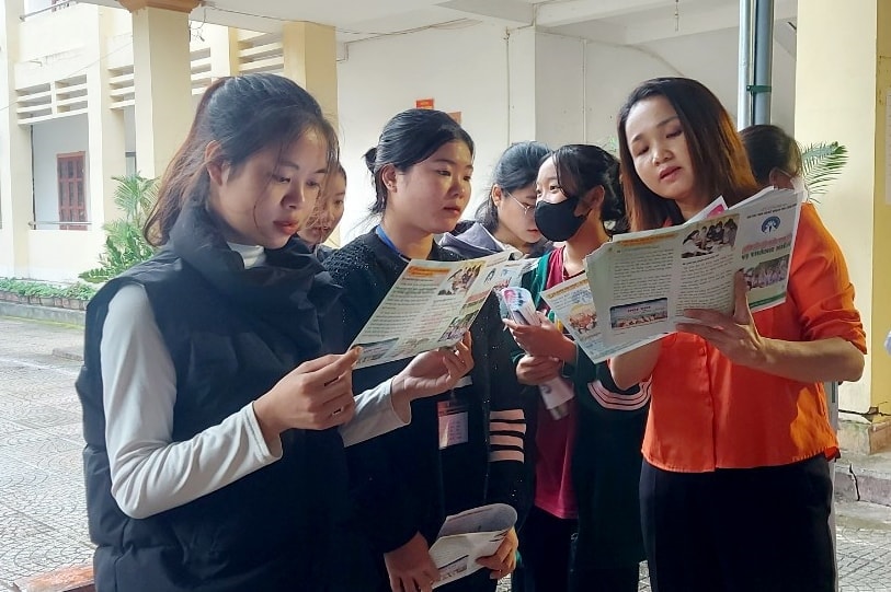 Cấp phát tài liệu, cung cấp thông tin về hôn nhân gia đình đến học sinh các trường học vùng miền núi Nghệ An