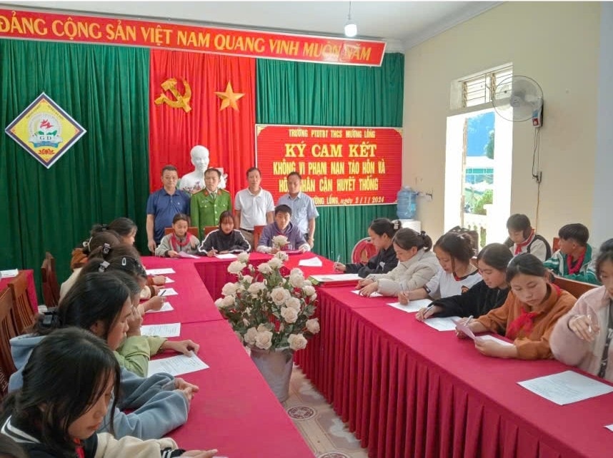 Xã Mường Lống tổ chức cho học sinh các trường ký cam kết không vi phạm tảo hôn và hôn nhân cận huyết