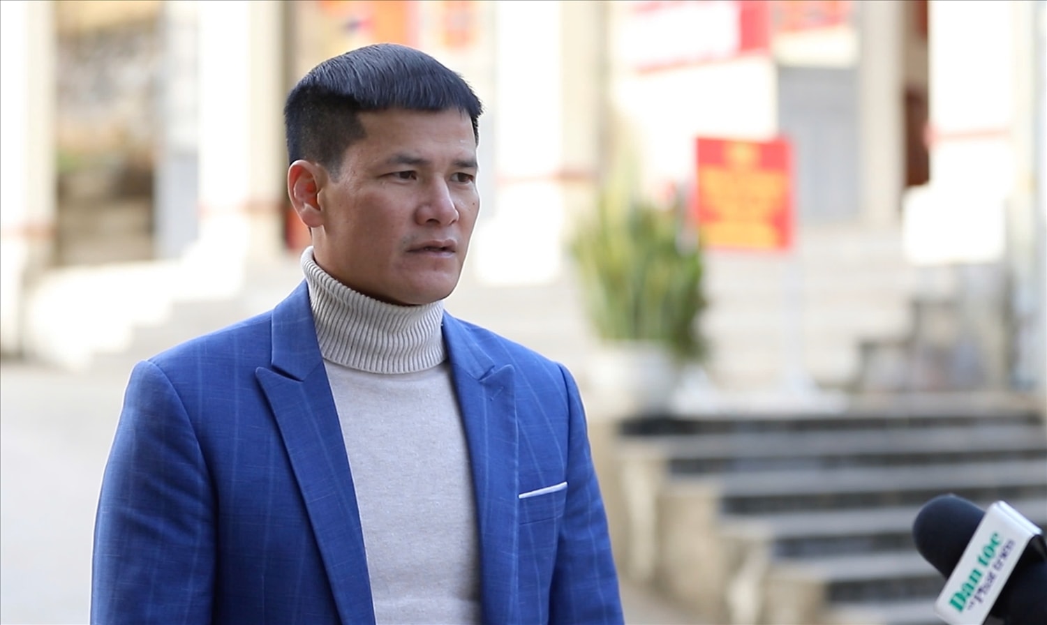 Ông Lò Văn Kiêm, Trưởng phòng Văn hóa - Xã hội xã Tú Lệ trao đổi với phóng viên