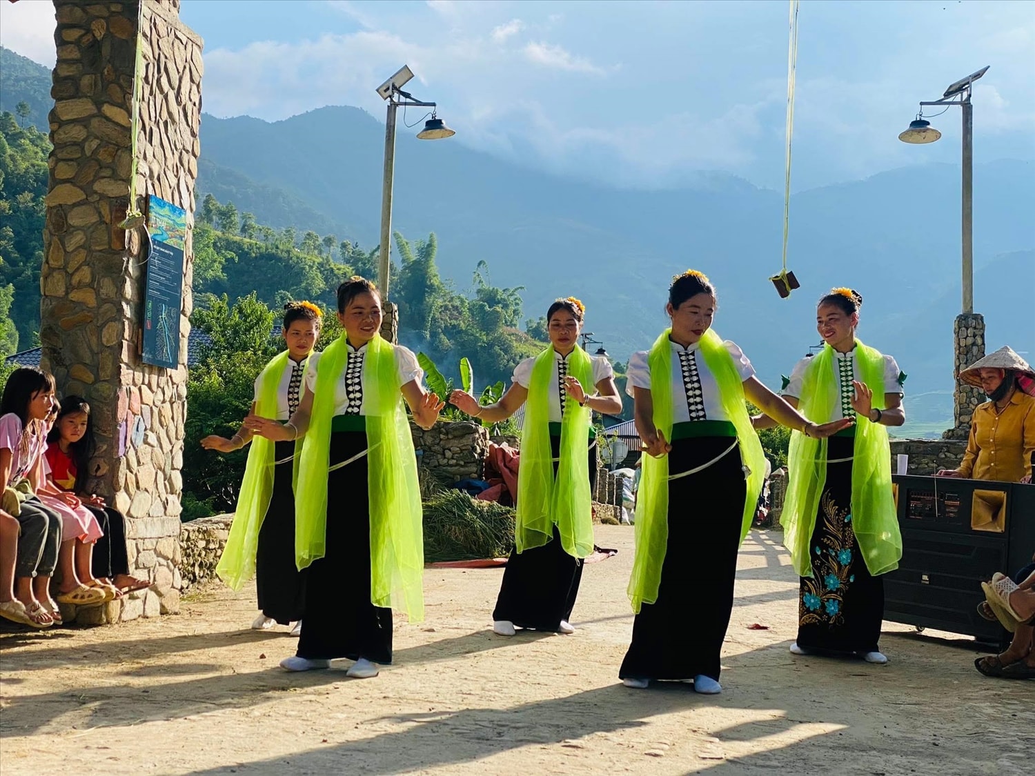 Xã Tú Lệ thường xuyên tổ chức các chương trình văn nghệ lồng ghép tuyên truyền giảm thiểu tình trạng tảo hôn và hôn nhân cận huyết thống 