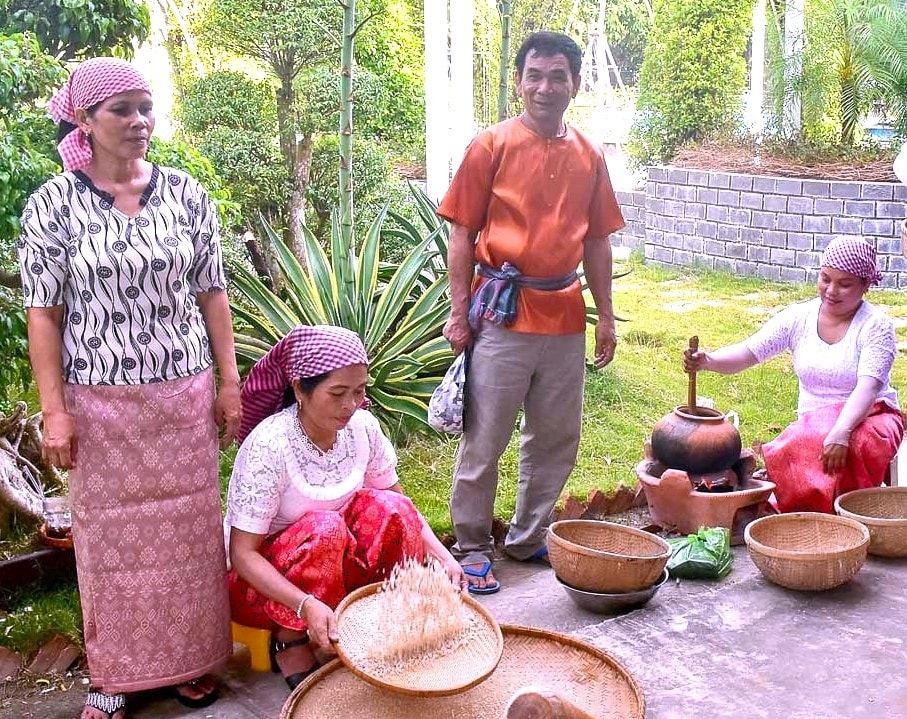 Những người phụ nữ trong Câu lạc bộ giới thiệu nghề quết cốm dẹp đã trực tiếp giới thiệu bản sắc văn hóa của dân tộc mình đến bạn bè bốn phương
