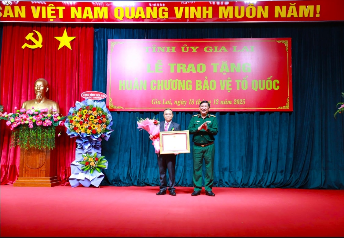 Thượng tướng Huỳnh Chiến Thắng trao Huân chương Bảo vệ Tổ quốc hạng Ba cho đồng chí Thái Đại Ngọc, Bí thư Tỉnh ủy Gia Lai. (Ảnh: T.N)