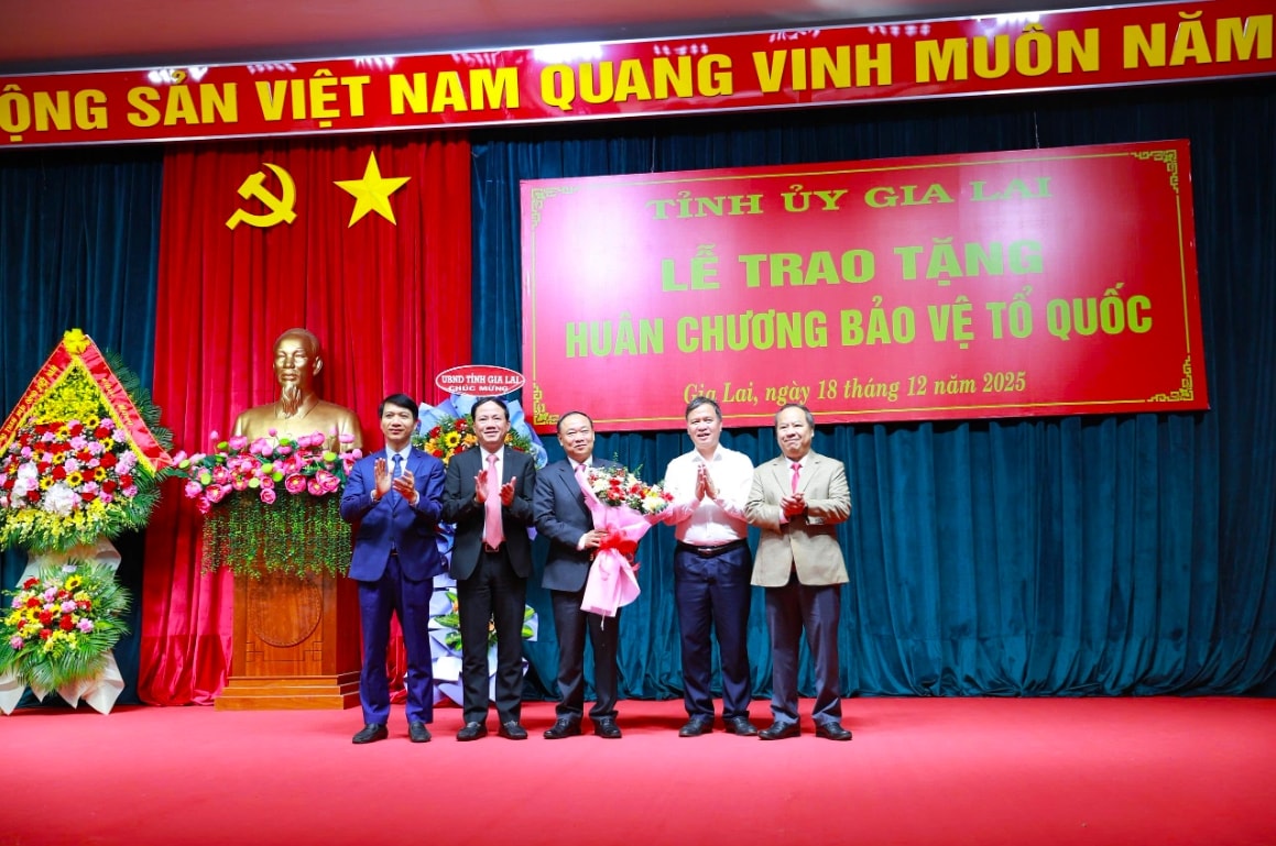Lãnh đạo tỉnh Gia Lai tặng hoa chúc mừng đồng chí Thái Đại Ngọc. (Ảnh: T.N)