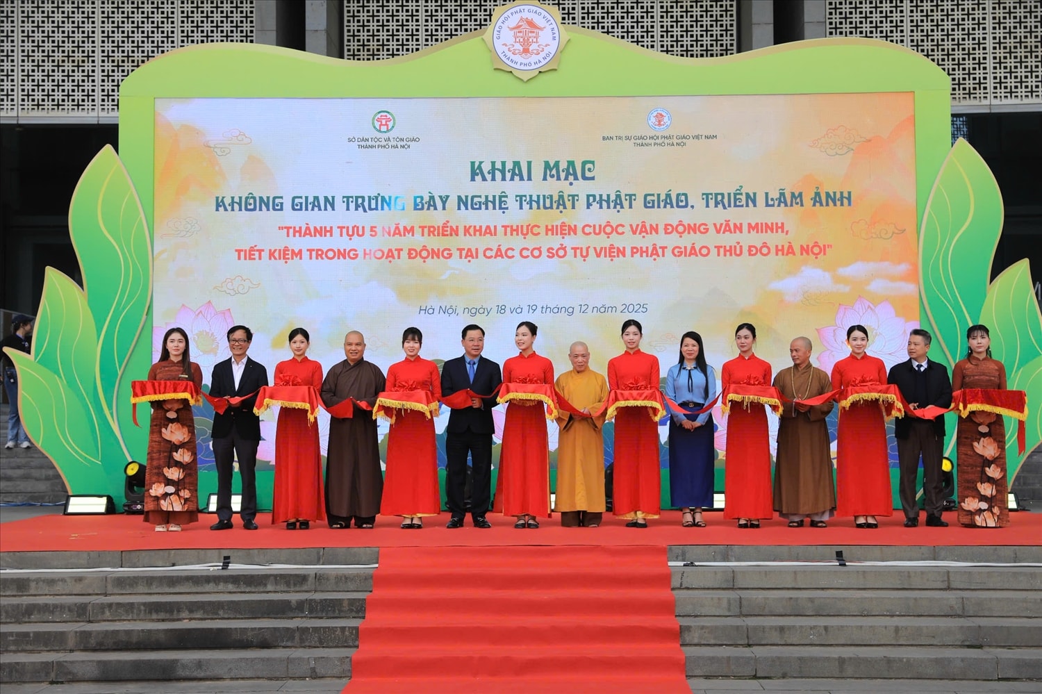 Các đại biểu thực hiện nghi thức cắt băng Khai mạc không gian trưng bày nghệ thuật phật giáo, triển lãm ảnh