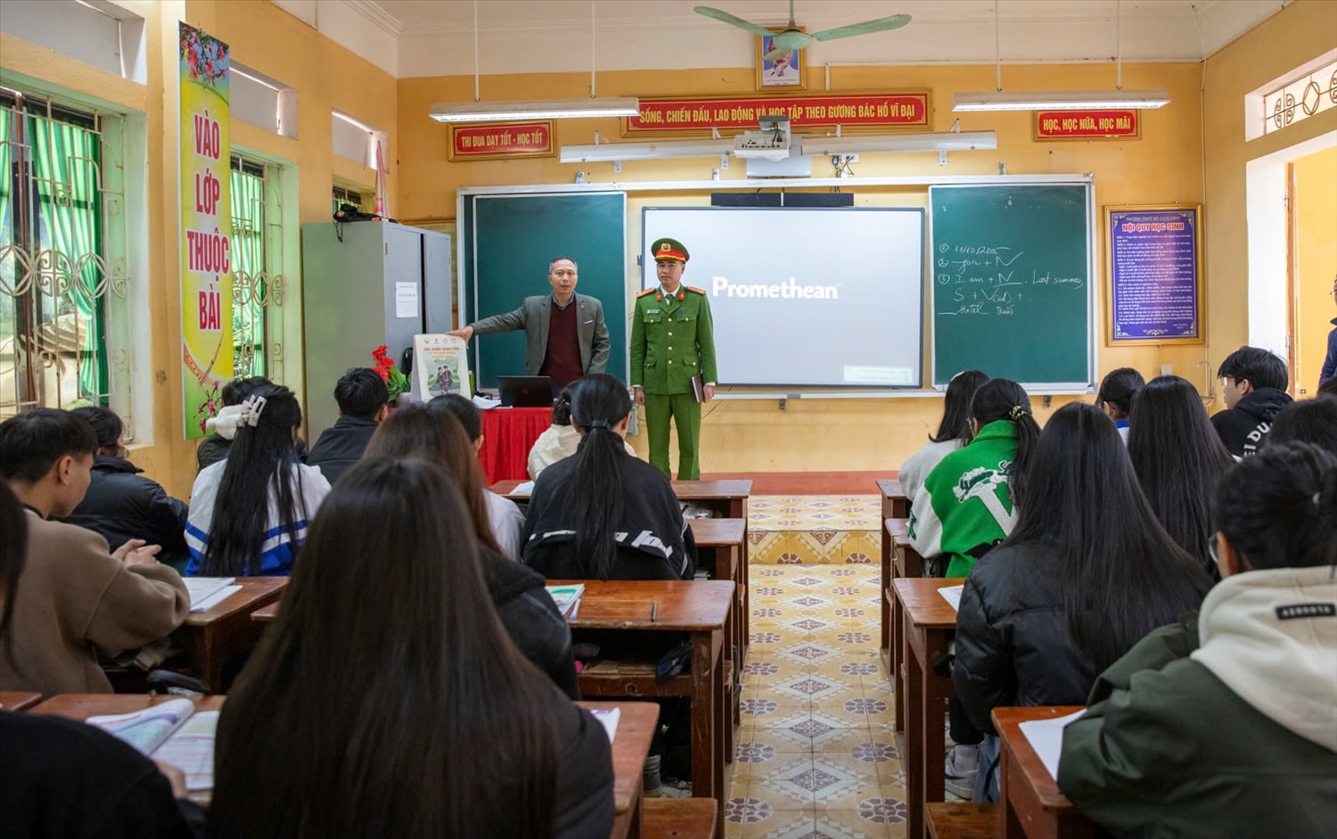 Trường THPT Mù Cang Chải phối hợp với lực lượng công an lồng ghép nội dung Luật Hôn nhân và Gia đình, tác hại của tảo hôn trong giờ sinh hoạt lớp