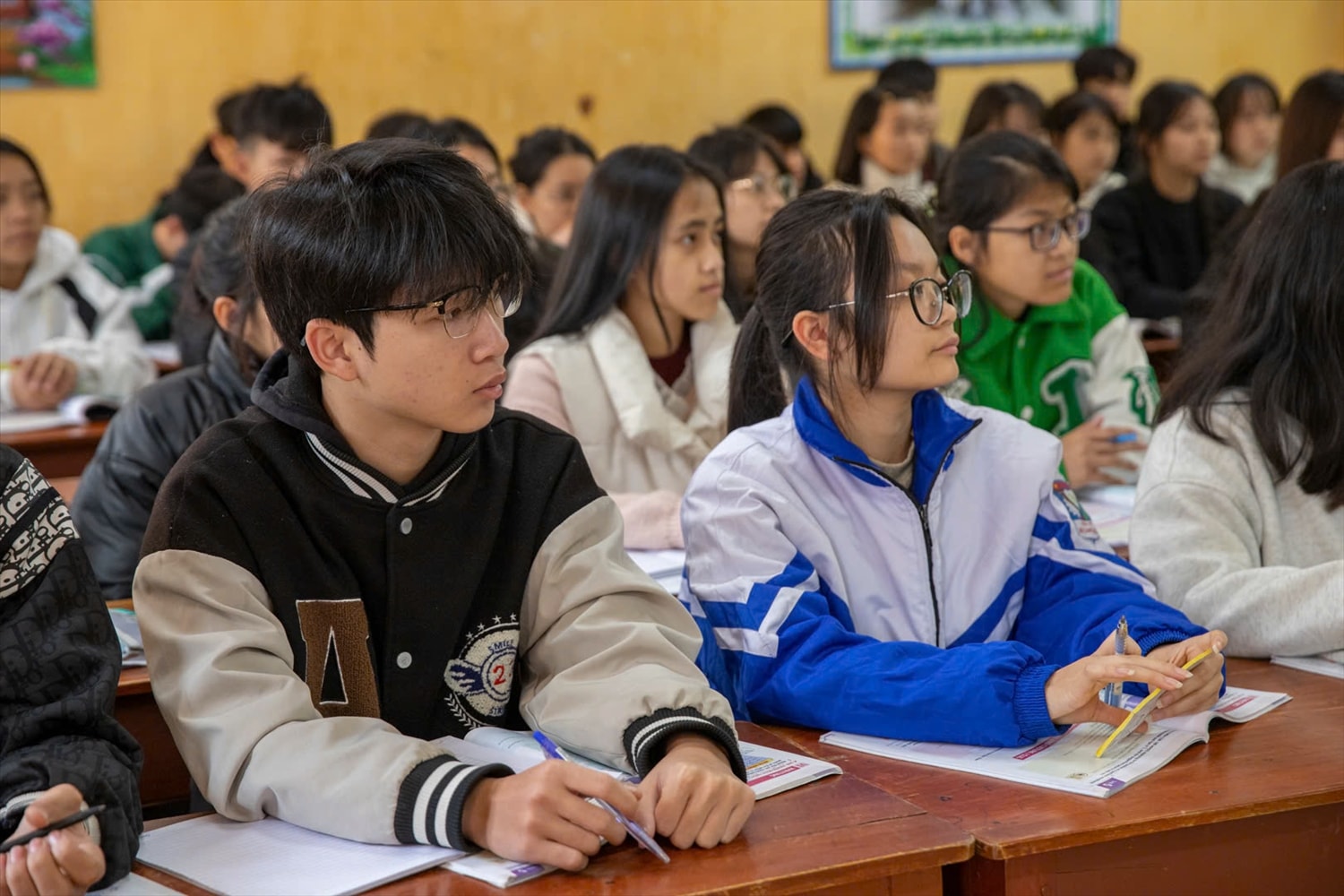 Học sinh Trường THPT Mù Cang Chải tích cực trao đổi, thảo luận nhóm về hậu quả của tảo hôn, thể hiện sự chuyển biến rõ rệt trong nhận thức và thái độ.