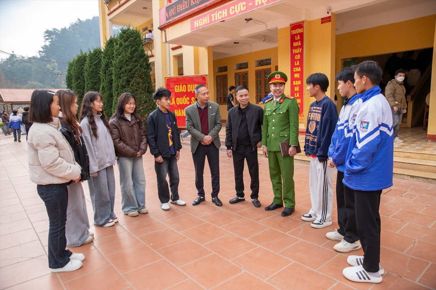 Cán bộ Công an xã Mù Cang Chải trực tiếp tuyên truyền, phổ biến pháp luật về phòng, chống tảo hôn và hôn nhân cận huyết thống cho học sinh nhà trường