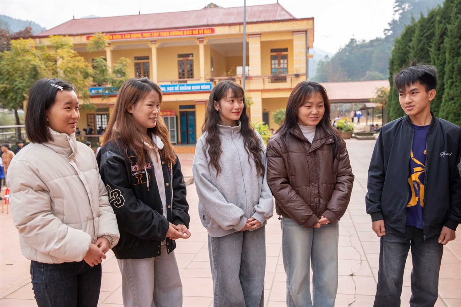 Học sinh Trường THPT Mù Cang Chải ký cam kết không tảo hôn, không vi phạm pháp luật về hôn nhân và gia đình, thể hiện quyết tâm học tập, xây dựng tương lai bền vững