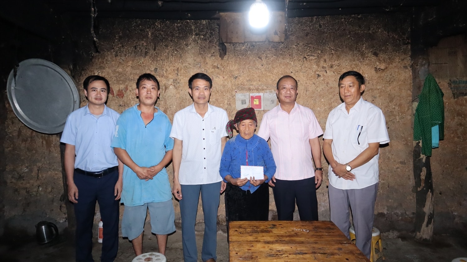 Lãnh đạo xã Yên Minh thăm hỏi, tặng quà người cao tuổi tại thôn Nà Hán
