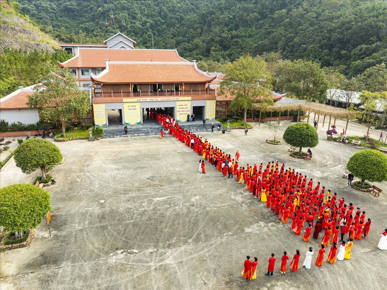 Đông đảo phật tử và du khách thập phương từ khắp mọi miền tổ quốc đã trở về dâng hương tưởng niệm tại thánh địa Ngọa Vân.