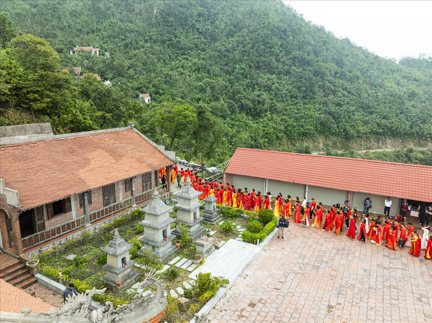 Dòng người nối đuôi nhau di chuyển lên khu vực Am Ngọa Vân – thánh tích linh thiêng nơi Phật hoàng hóa Phật.