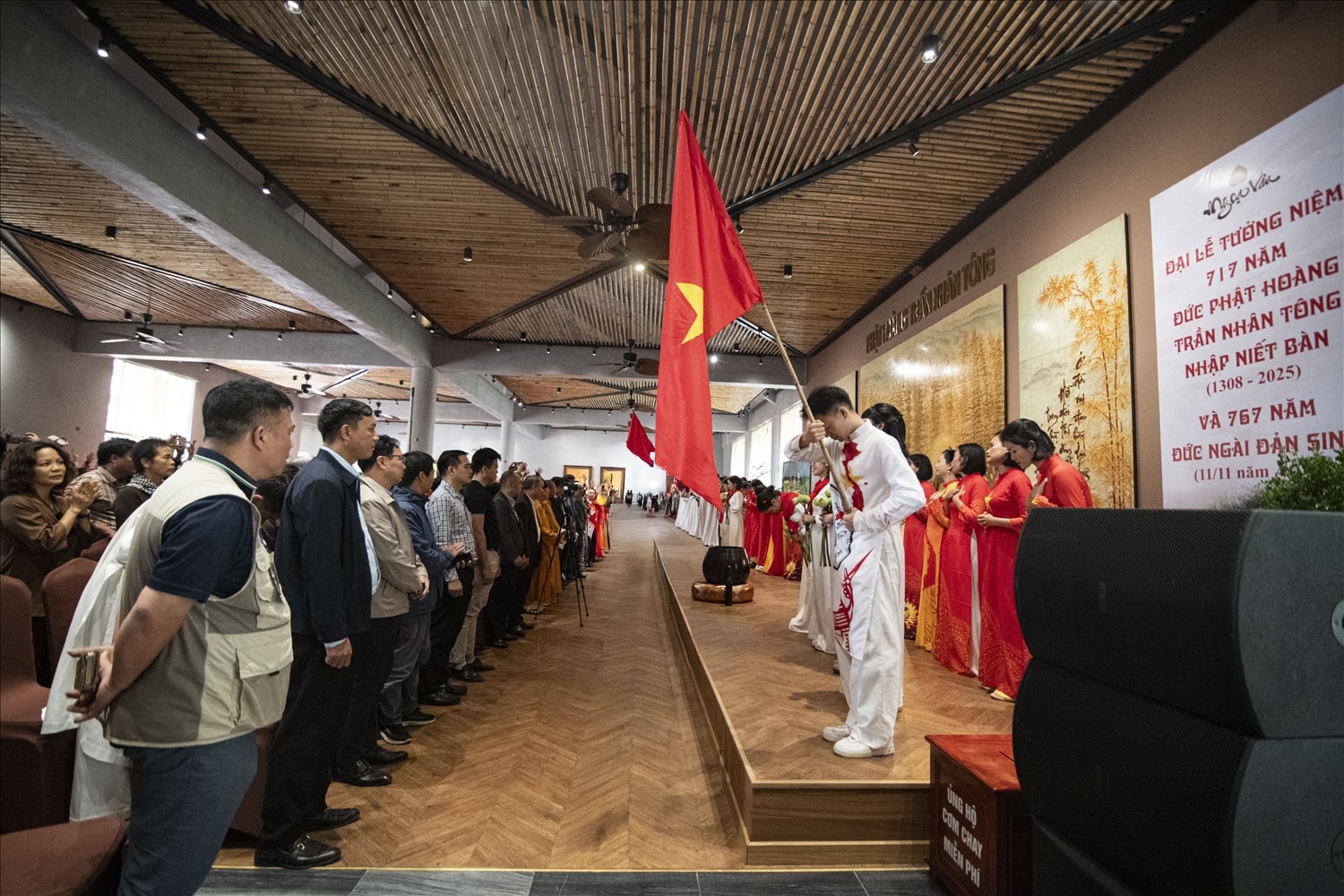 Quang cảnh đại biểu Lãnh đạo tỉnh Quảng Ninh và Giáo hội Phật giáo Việt Nam dự lễ khai mạc, chính thức phát động cuộc thi ảnh 'Phật giáo trong đời sống' và ra mắt cuốn sách 'Ngọa Vân – Miền Đất Phật Hoàng', ấn phẩm ý nghĩa về lịch sử và giá trị của di tích.