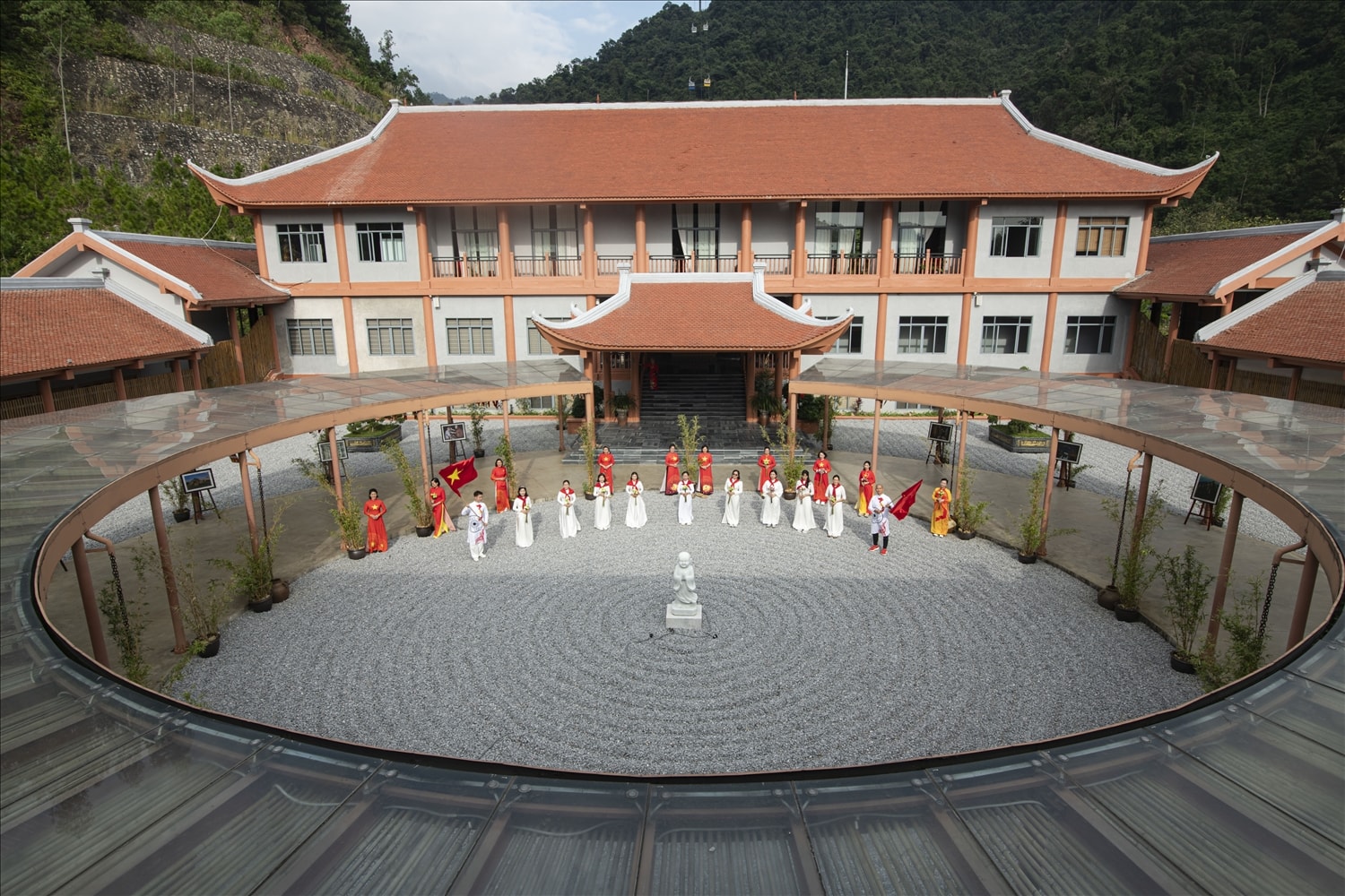 Tuyến đường dẫn lên cáp treo nhộn nhịp dòng người hành hương trong ngày đầu diễn ra Tuần lễ di sản.