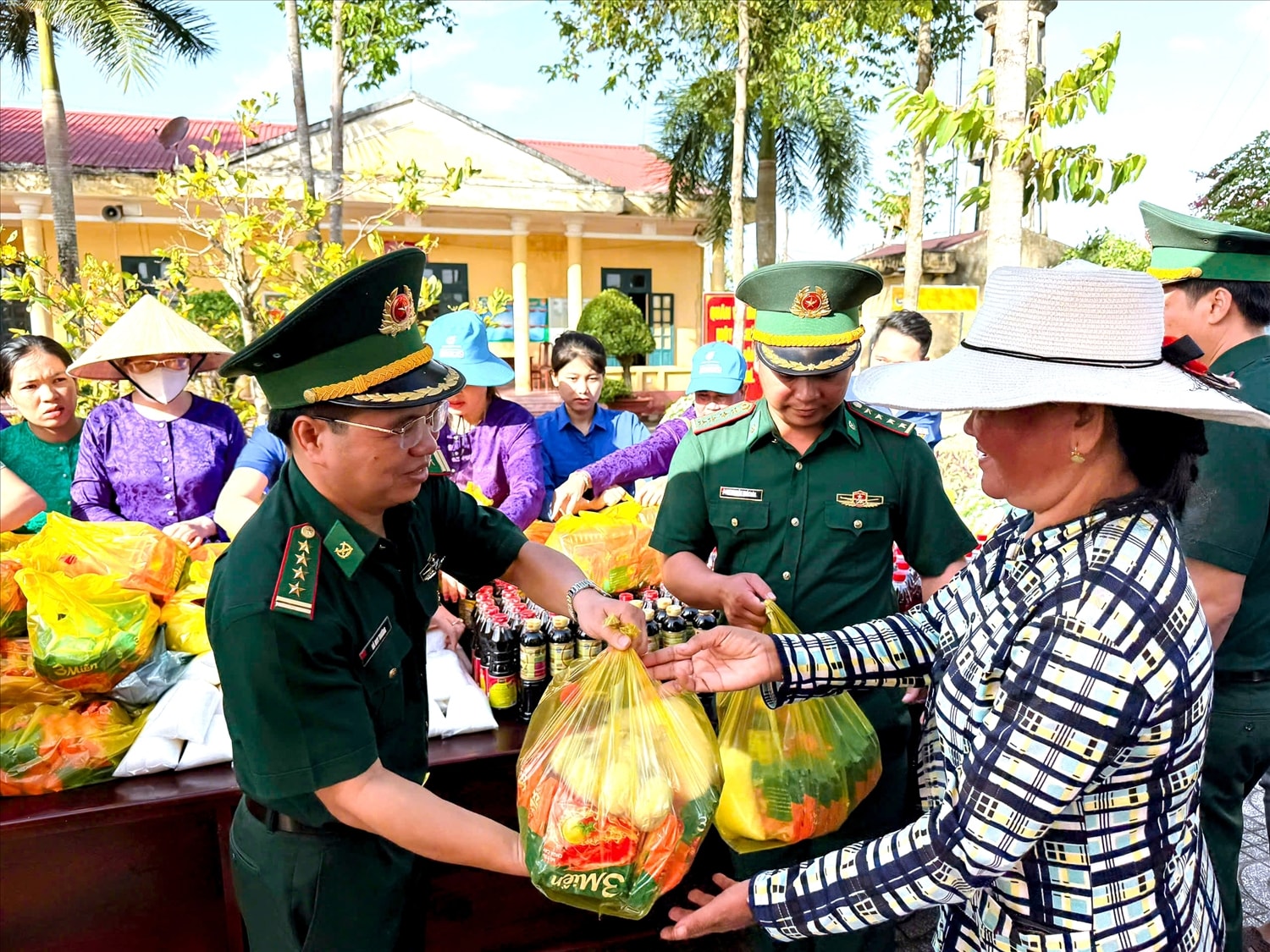Đại tá Hà Huy Trường, Phó chính ủy BĐBP TP Cần Thơ trao tặng quà cho các hộ gia đình có hoàn cảnh khó khăn tại gian hàng 0 đồng