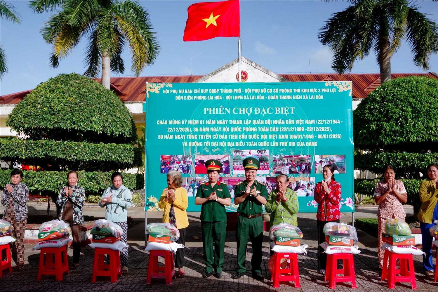 Lãnh đạo BĐBP TP Cần Thơ và hội phụ nữ cơ sở phòng thủ khu vực 3 Phú Lợi, Bộ chỉ huy Quân sự thành phố Cần Thơ tặng quà cho các hộ gia đình có hoàn cảnh khó khăn tại chương trình