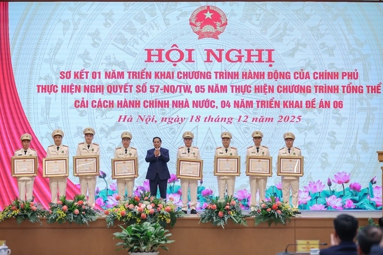 Thủ tướng Chính phủ đã thay mặt lãnh đạo Đảng, Nhà nước trao các phần thưởng cao quý cho các tập thể, cá nhân có thành tích xuất sắc - Ảnh: VGP/Nhật Bắc