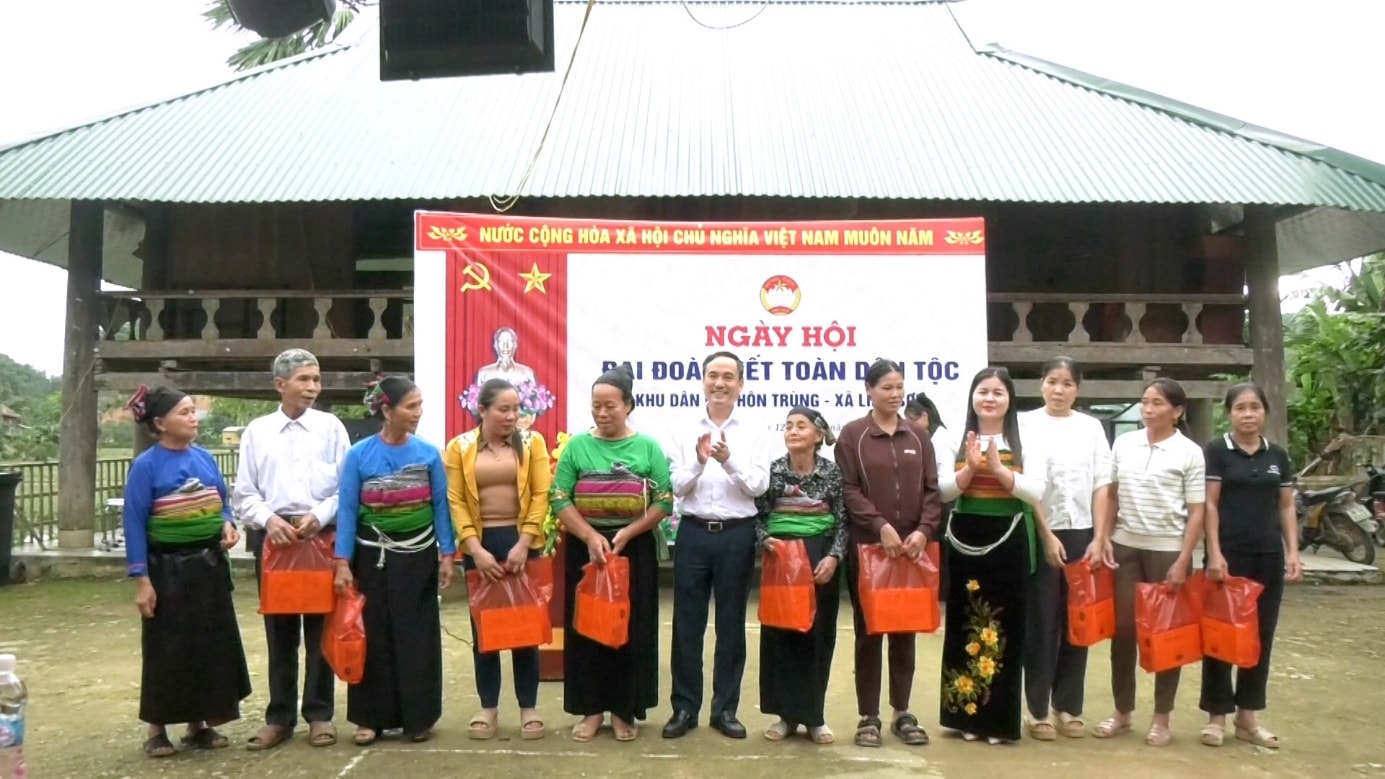 Lãnh đạo UBND xã Linh Sơn ghi nhận, biểu dương kết quả cán bộ và Nhân dân thôn Trùng đã đạt được