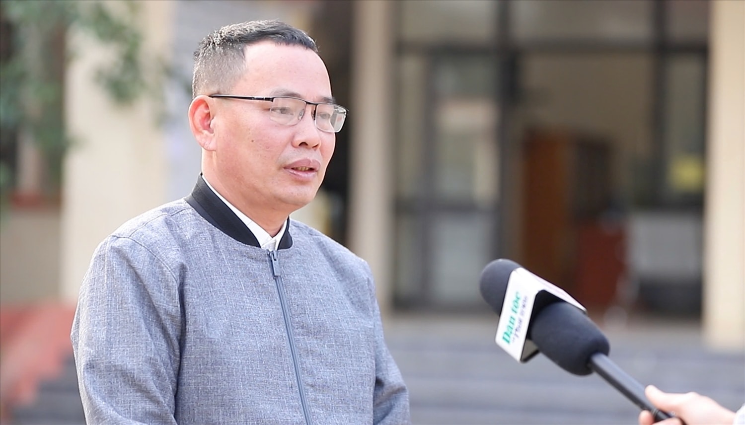 Ông Hoàng Trọng Nghĩa - Chủ tịch UBND xã Tú Lệ trao đổi với phóng viên