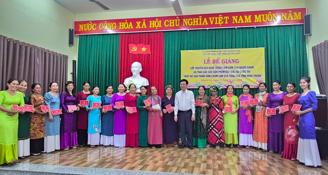 Lãnh đạo Sở Văn hoá, Thể thao và Du lịch Khánh Hoà trao chứng chỉ nghề gốm cho 60 học viên người Chăm. (Ảnh: X.H) 