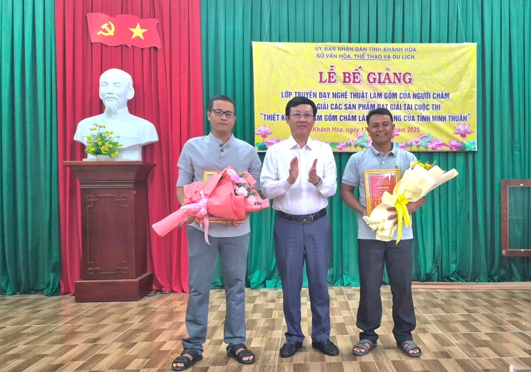 Lãnh đạo Sở Văn hoá Thể thao và Du lịch Khánh Hoà trao giải cho các tác phẩm xuất sắc tại cuộc thi Thiết kế gốm Chăm làm quà tặng. (Ảnh: X.H)
