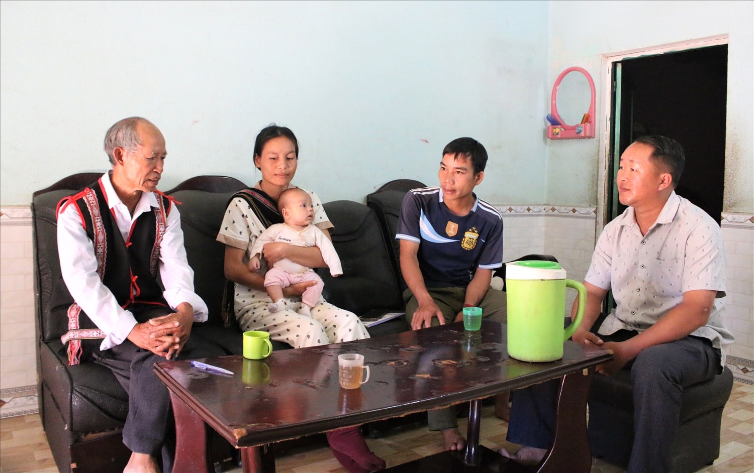Ông A Kham (ngoài cùng bên trái), già làng, Người có uy tín thôn Đăk Dé, xã Ngọk Tụ thường xuyên đến từng nhà truyên truyền, vận động bà con chấp hành nghiêm các quy định của pháp luật. (Ảnh: Ngọc Chí) 