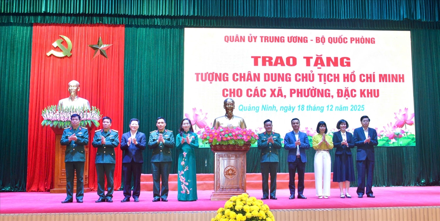 Lễ trao tặng Tượng chân dung Chủ tịch Hồ Chí Minh cho các xã, phường, đặc khu