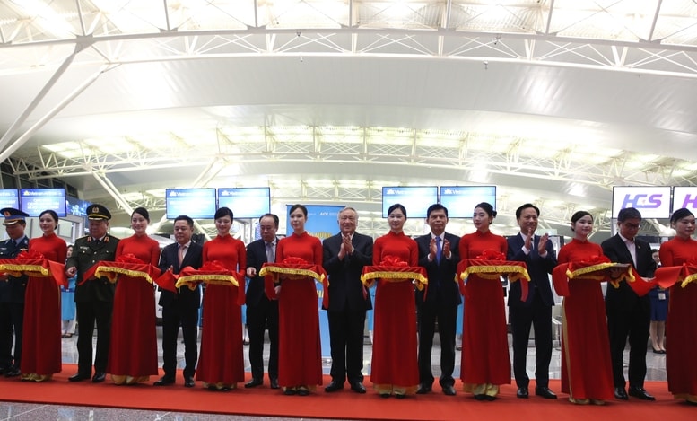 Phó Thủ tướng Thường trực Chính phủ Nguyễn Hòa Bình cắt băng khánh thành mở rộng Nhà ga hành khách T2 - Ảnh: VGP/Đình Hải
