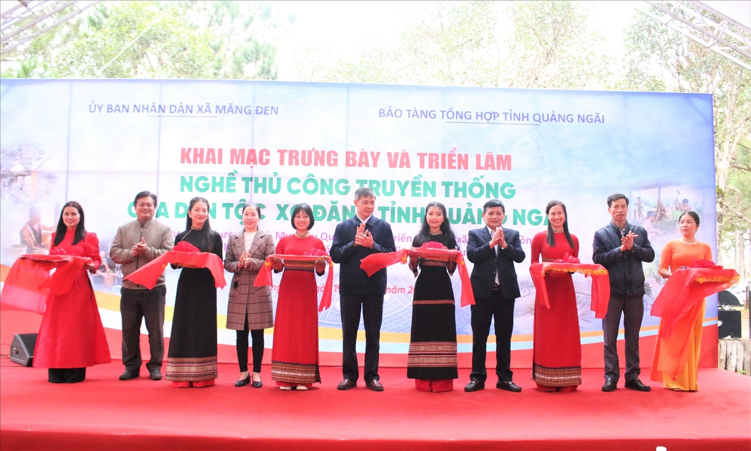 Các đại biểu cắt băng Khai mạc trưng bày và triễn lãm nghề thủ công truyền thống của dân tộc Xơ Đăng. (Ảnh: Ngọc Chí)