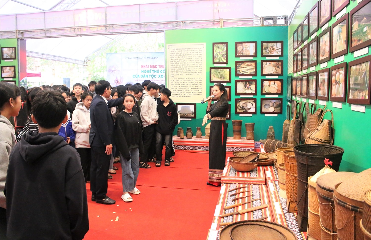 Đông đảo học sinh thăm quan không gian trưng bày hình ảnh, hiện vật là công cụ, dụng cụ, đồ dùng được các nghệ nhân dân tộc Xơ Đăng chế tác, sử dụng qua các thời kỳ. (Ảnh: Ngọc Chí)