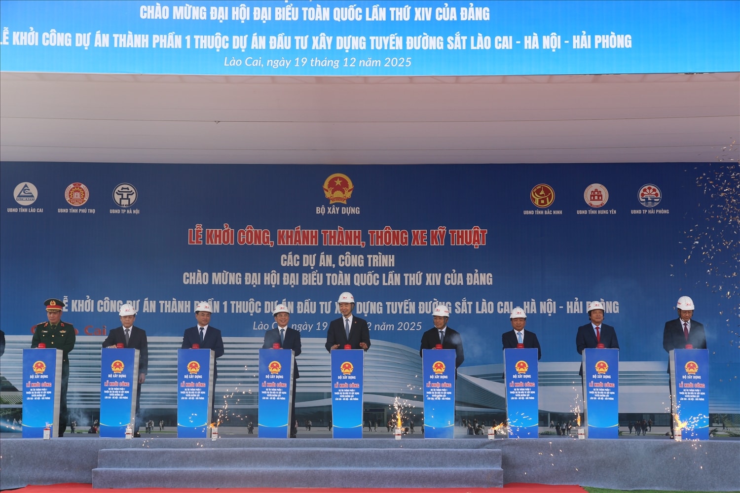 Phó Thủ tướng Chính phủ Bùi Thanh Sơn và các đại biểu thực hiện nghi thức bấm nút khởi công dự án (ảnh Trọng Bảo)