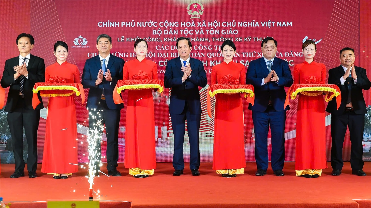 Bộ trưởng Đào Ngọc Dung và các đại biểu cắt băng khánh thành Khách sạn Dân tộc