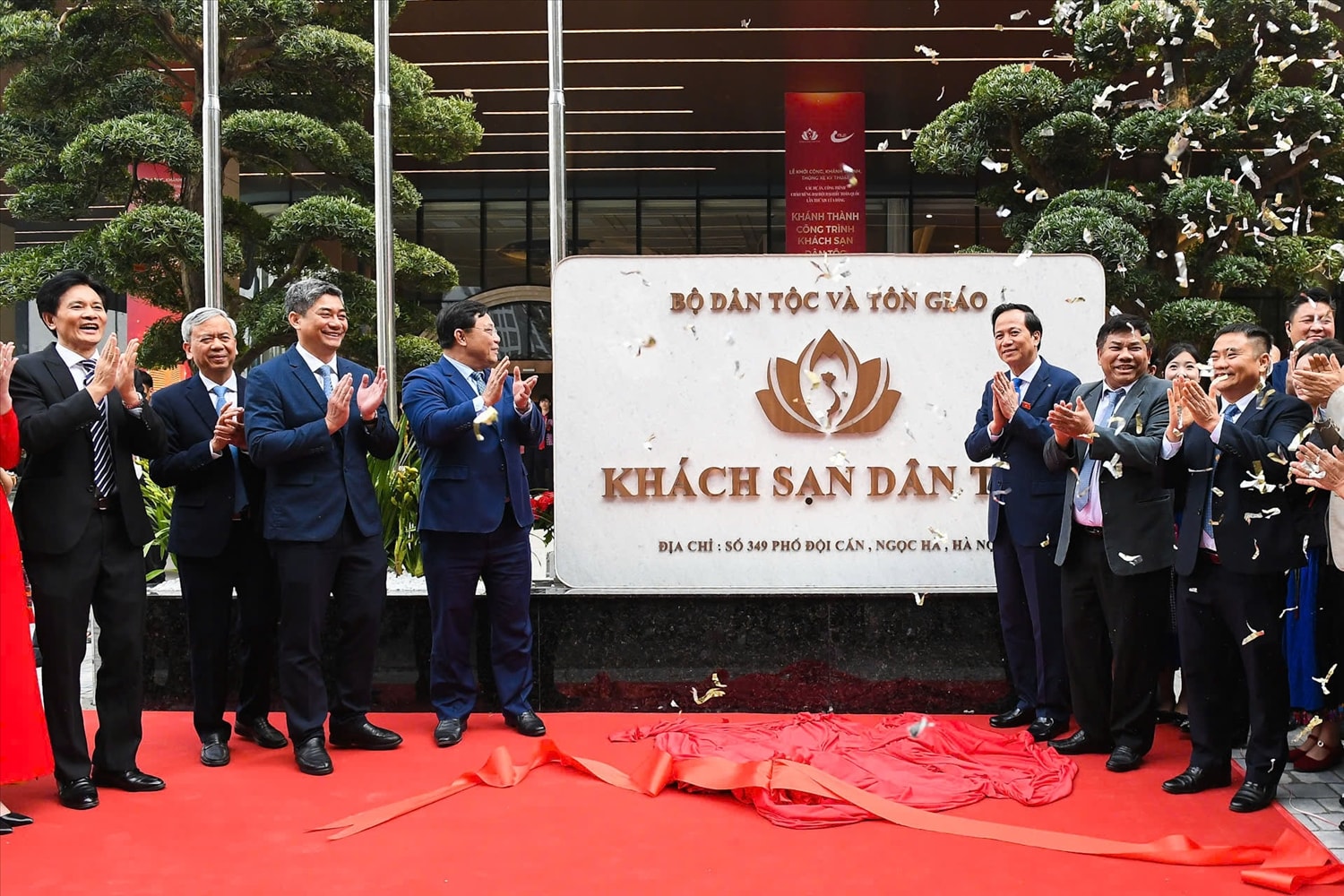 Nghi thức gắn biển Khách sạn Dân tộc mang ý nghĩa hết sức quan trọng, đánh dấu việc hoàn thành xây dựng công trình theo đúng mục tiêu, quy mô và yêu cầu đề ra