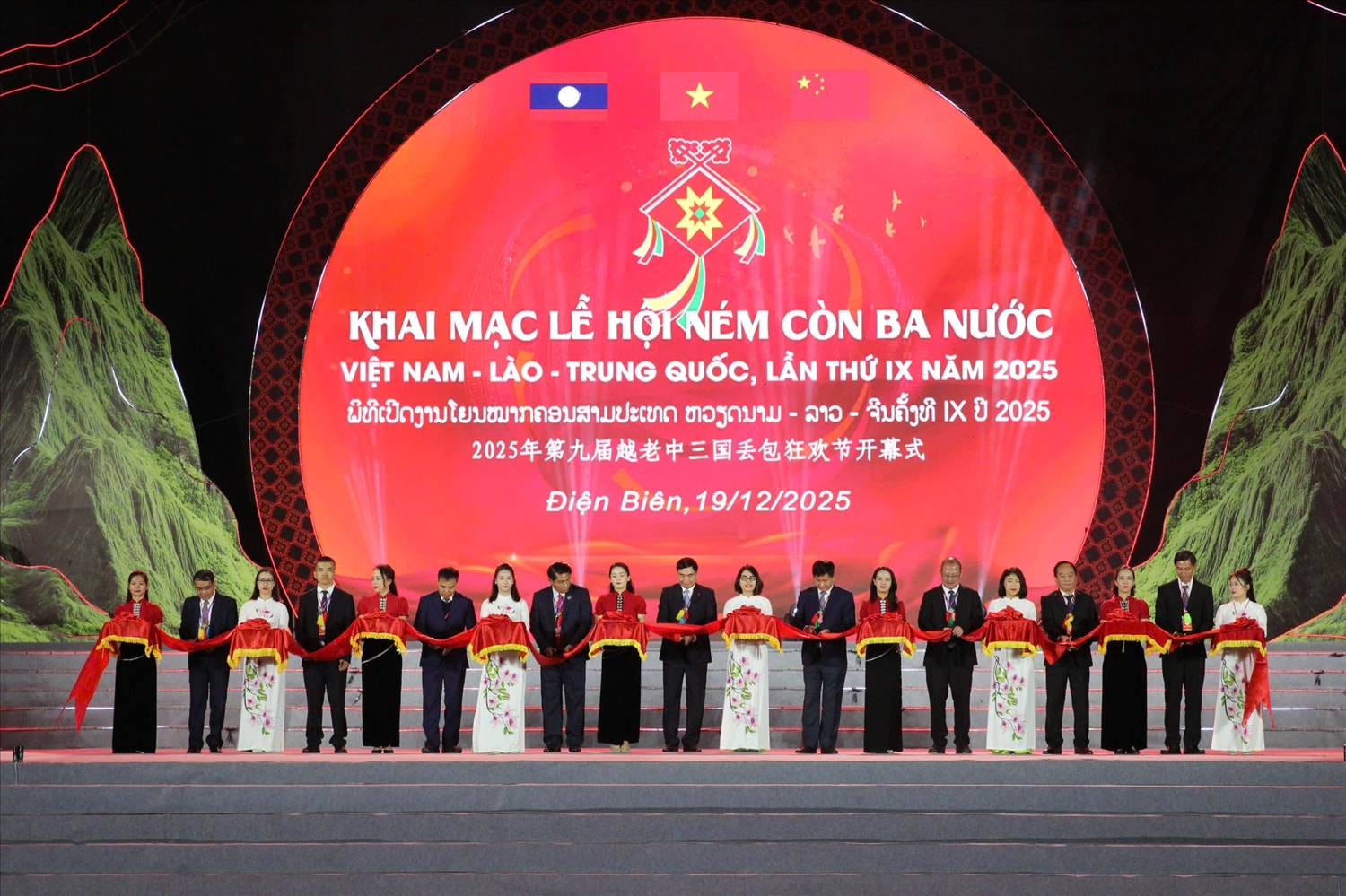 ác đồng chí lãnh đạo tỉnh Điện Biên và Trưởng các đoàn đại biểu cắt băng khai mạc Lễ hội ném còn ba nước Việt Nam-Lào- Trung Quốc, năm 2025 được tổ chức tại tỉnh Điện Biên