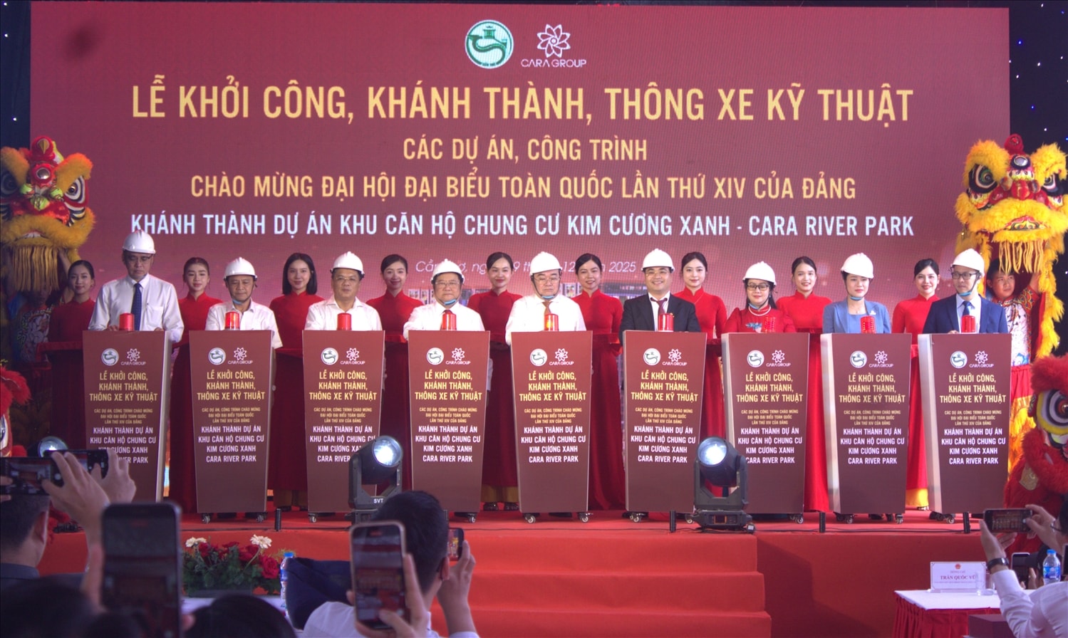Các đại biểu bấm nút khánh thành dự án căn hộ chung cư Kim cương xanh - Cara River Park.