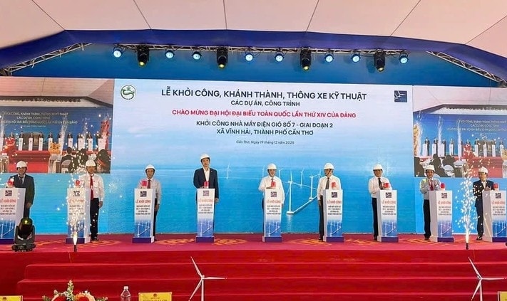 Các đại biểu thực hiện nghi thức khởi công dự án Nhà máy điện gió 7 - giai đoạn 2