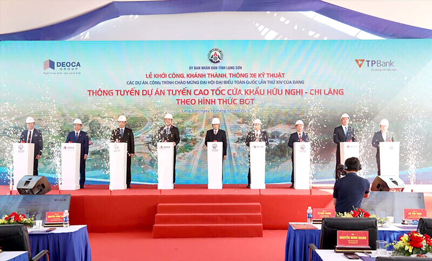 Các đại biểu bấm nút chính thức thông tuyến cao tốc Hữu Nghị - Chi Lăng Các đại biểu bấm nút chính thức thông tuyến cao tốc Hữu Nghị - Chi Lăng