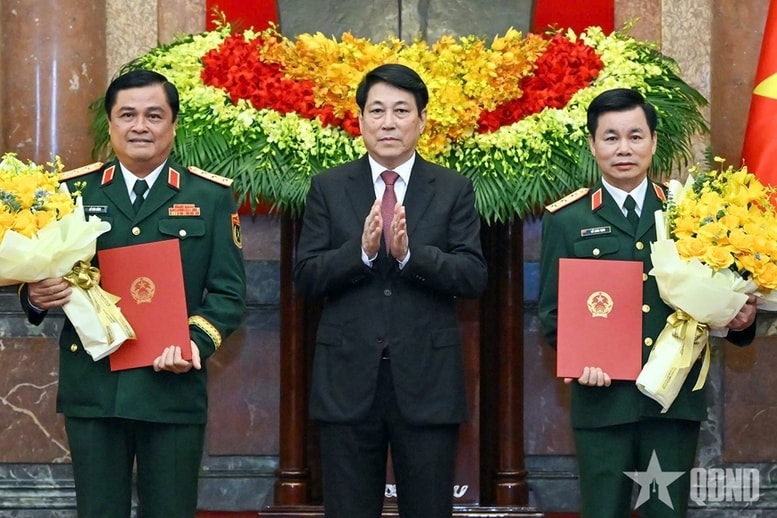 Chủ tịch nước Lương Cường trao Quyết định thăng quân hàm Thượng tướng đối với đồng chí Đỗ Xuân Tụng và đồng chí Đỗ Văn Bảnh.