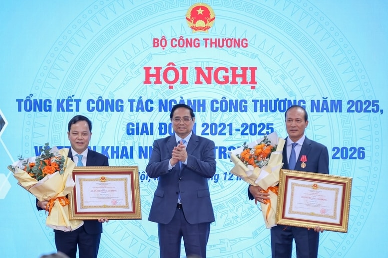 Thay mặt lãnh đạo Đảng, Nhà nước, Thủ tướng trao các phần thưởng cao quý cho các tập thể, cá nhân có thành tích xuất sắc - Ảnh: VGP/Nhật Bắc Thay mặt lãnh đạo Đảng, Nhà nước, Thủ tướng trao các phần thưởng cao quý cho các tập thể, cá nhân có thành tích xuất sắc - Ảnh: VGP/Nhật Bắc